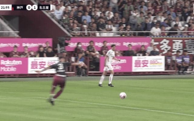 「酷いな…」「どうした？」リスキーな繋ぎ→痛恨ミスで失点に神戸ファンが落胆と怒り「３人とも暑さで冷静な判断ができてない」「なんで前に蹴らない」「パスが雑」