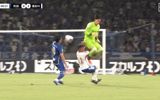 物議を醸す判定…「退場だろ！」「先にボールに触ってる」町田GKと横浜FMアタッカーの“衝突”がノーファウル判定で騒然とした瞬間「カードなしの理由は？」「主審を支持」