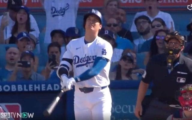 球場騒然！どこまで飛ばすんだよ！ 大谷翔平、超特大“場外アーチ”がヤバすぎる　ボールが頭上を通過… 観客たちのリアクションが話題に