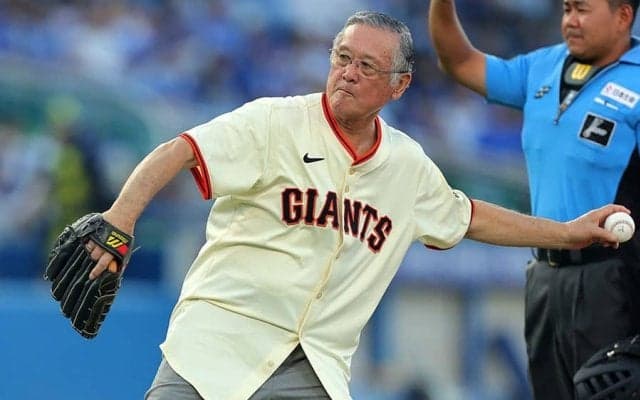 80歳とは思えぬ…元メジャー左腕が「すごいボール」　現役を彷彿、華麗な一投に神宮騒然
