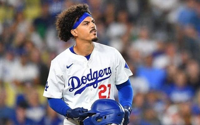 衝撃の一発に頭抱え…“アングリ硬直”の24歳が「完全に驚嘆」　大谷特大弾の反応が話題