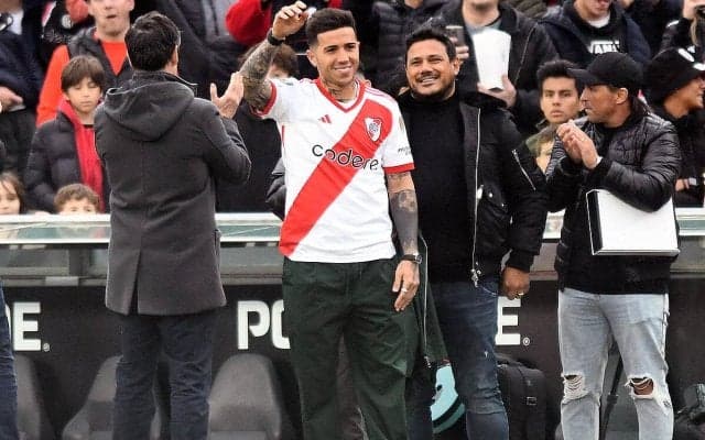 エンソ・フェルナンデスが再び論争に巻き込まれる…古巣リーベルサポーターが凱旋イベントで問題のチャント歌う