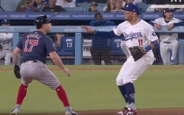 こいつ、何やってんだ…！？ ヤバすぎる“謎の動き”に走者はア然？　解説者も苦笑… ド軍野手の意味不明なプレー「なんなの？w」「怖いな」