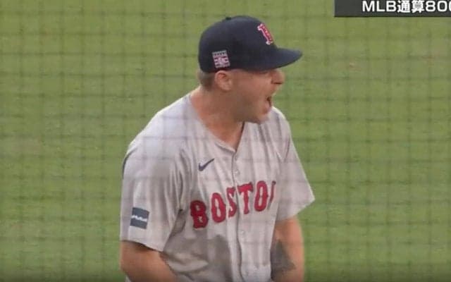 投手がブチギレ！ 頭をぶん殴り、叫びまくる　一体、何が起きた！？ ピンチを切り抜けた投手の様子がおかしくなる「なんでだよw」「ビビるわ」