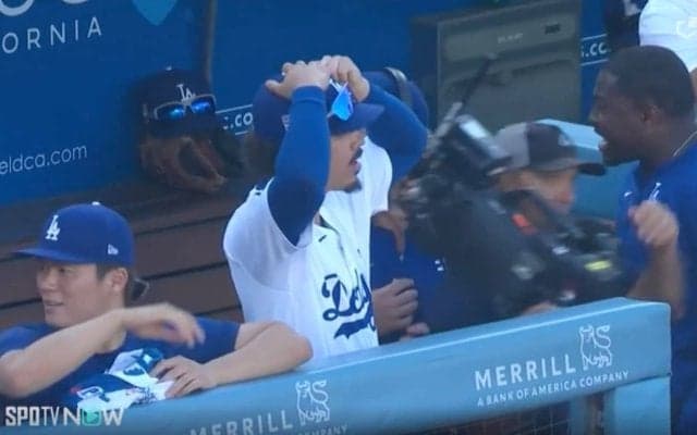 一体、何が起きた！？ 大谷翔平、特大“場外アーチ”でハプニング発生… 喜びすぎた同僚の様子がおかしくなる「笑いすぎだろ」「こいつマジでヤバいwみたいな」