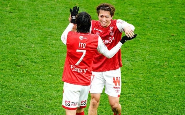 「昭和の小学生か」「めちゃくちゃ笑う」来日したスタッド・ランス、伊東純也が中村敬斗にイタズラする姿が話題「需要が分かっている」