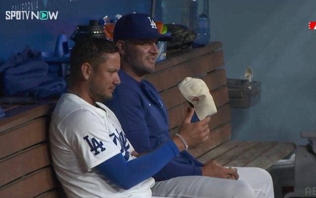 何やってるんだ！ チームメイトが“大谷翔平限定キャップ” でまさかの珍行動「野球少年すぎw」「真剣でかわいい」