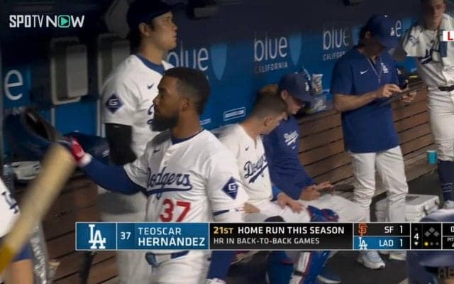 どういう感情！？ 大谷翔平が味方ホームラン後にみせた“謎リアクション”が話題に「集中してる」「そっけなくて笑った」