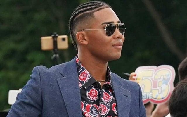 球宴会場にハリウッドスター？　MVP23歳の奇抜な髪型＆衣装に騒然「カッコよすぎ」