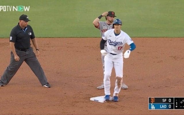 一体、何が起きた！？ 大谷翔平、ギリギリ走塁でハプニング発生… 審判が負けた？ “疑惑の盗塁”で見せたリアクションが話題に「爆笑してるやん」「演技派だなw」