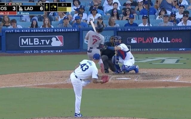 吉田正尚は大丈夫か…？ ヤバすぎる音の“強烈デッドボール”が直撃　あまりの激痛に歩けず… ファン騒然「これは酷い」「マジでやめてくれよ」