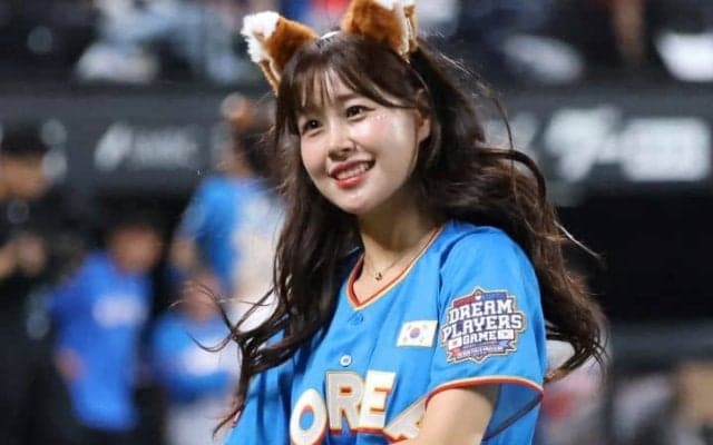 「スタイル、バグってる！」エスコンに降臨した ＂女神＂のヘソ出しダンスに話題沸騰！「普通にK－POPアイドルかと」