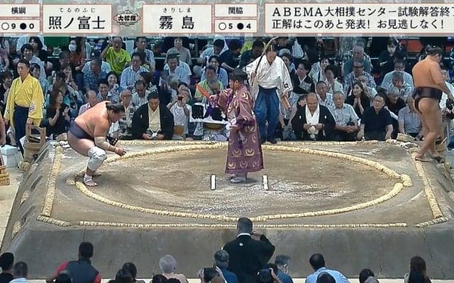 「可憐だ」肩出しワンピース姿の美人タレントが大相撲中継に映り込み！興奮あらわな姿に「リアクションかわいい」「楽しそうでいいね」