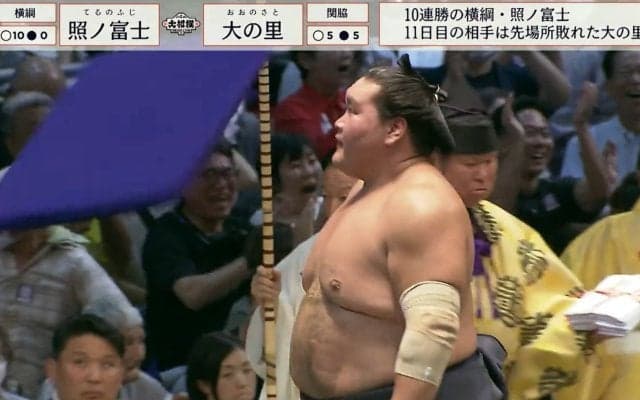 「座布団投げるな」「さすがに危険」照ノ富士に土、館内を舞った“無数”の座布団…マナーに苦言も 自らの手や座布団で頭を守る観客の姿も