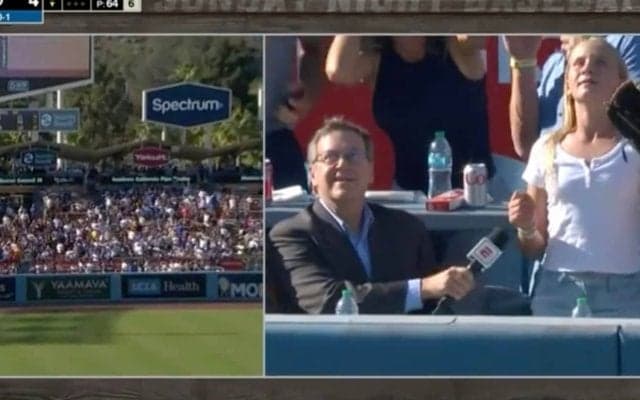 そんなことある…！？ 女性ファンに“珍ハプニング”発生　ホームランボールを取り損ねたインタビューを受ける→またホームランが飛んでくる