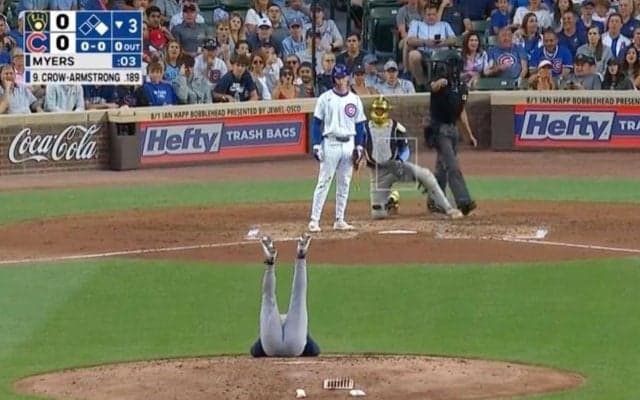 球場騒然！ 投手が両足を上げてぶっ倒れた！ 打者が呆然… 珍しすぎる“ボーク判定”が話題に「大丈夫かよ…」「見たことない」