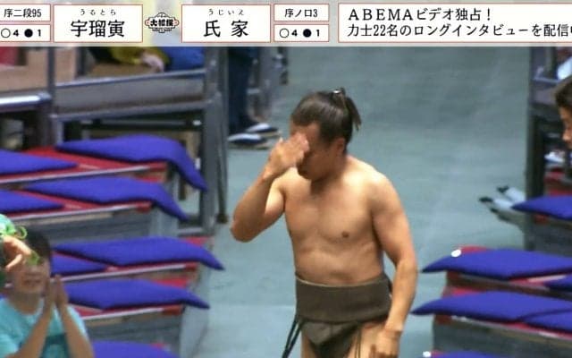 61キロ力士、体重約2倍の相手を何度も“振り回す”衝撃光景も「まさか！」の結末 東西間違えて「あっ！」目が回ったか？ 最後は見事な掛け投げで白星