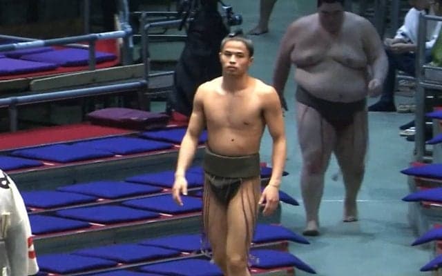 「一般人の体型」「イケメンやん」“極細”マッチョ力士、67.1キロ差の巨体を押し出して“ギュ”と抱擁 落下を防いだ取組後の優しさにもファン注目