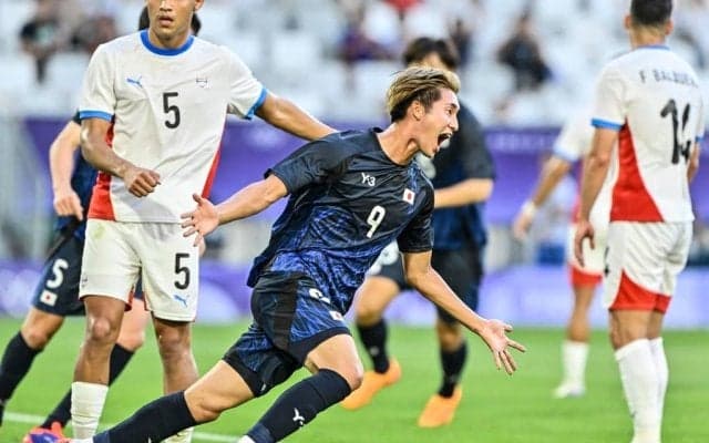 パリ五輪でも日本代表サポーターの「ゴミ袋を使った紳士すぎる観戦マナー」がスタジアム現地スタッフを驚かせる！ 青いゴミ袋を、試合前後の応援＆掃除に徹底活用