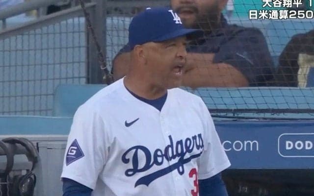 おい！どこ見てんだよ！ ド軍・ロバーツ監督がブチギレ！ グラウンドに不穏な気配… “疑惑の判定”に怒りが爆発