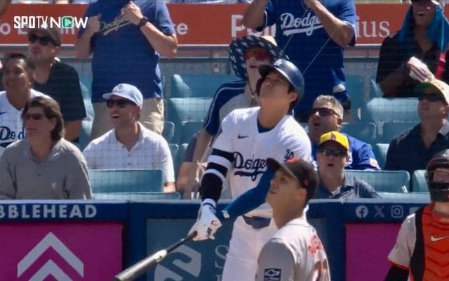 まるで時が止まったかのよう！ 大谷翔平、バッテリー、球審…誰もが“超滞空弾”を見上げる異次元の瞬間