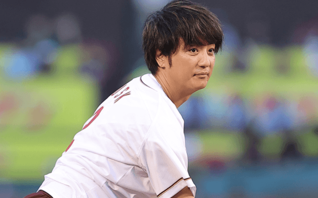 45歳とは思えぬ…元名門球児の人気タレントが登場　豪快な一球は「綺麗なフォーム」