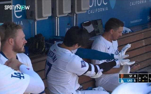 SNS騒然！ 大谷翔平、250号弾後のベンチで“まさかの”必殺技炸裂 「ちょっと頑張れば出せそう」HR級インパクトの笑撃シーン