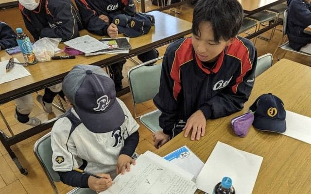 高校球児が小学生の勉強をサポート。「二刀流」野球教室を開催する群馬県立太田高校
