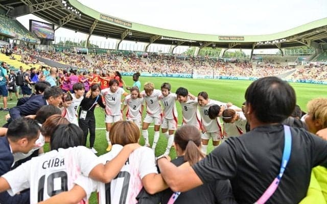 フランス＆スペインの観客から大人気！ なでしこジャパンの“個性強すぎサポーター”に記念撮影希望者が順番待ち状態……パリ五輪で見られたジャパニーズパワー