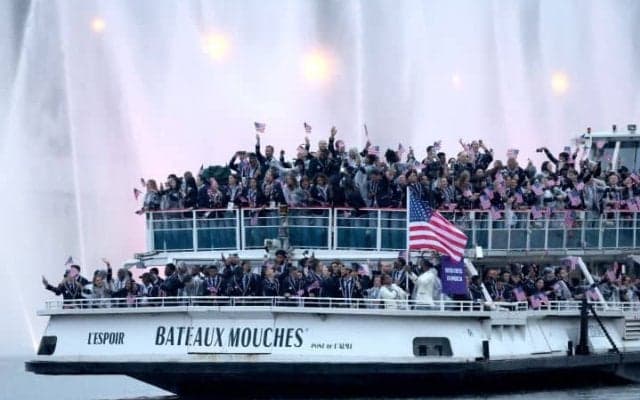 「デカすぎて目が覚めた」米国代表の“豪華客船”が衝撃のサイズ！ 旗手を務めたNBAのスーパースターにも熱視線【パリ五輪】