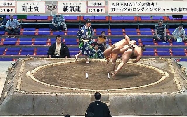 「見たことない」小兵力士、衝撃の投げ技に騒然 65キロ差の巨漢を“妙技”で撃破 館内どよめき