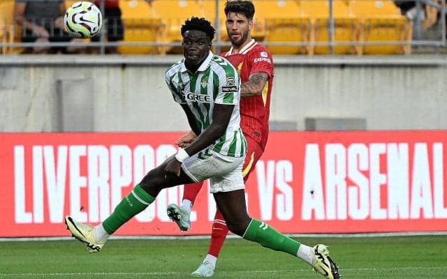 遠藤航も先発起用、ソボスライのゴールを守ったリバプールがスロット新体制初陣でベティスに勝利！【PSM】