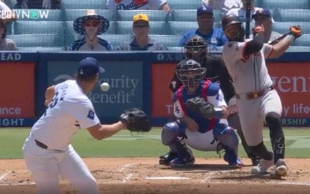 球場騒然！ 復帰したレジェンド左腕・カーショウにいきなりハプニング発生… 強烈なピッチャーライナーが直撃　ネット上はドン引き「怖すぎる」「投げててすげえな…」