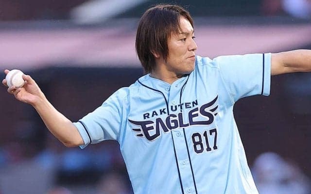 人気お笑いタレントが仙台に登場…ド緊張の一球　“コミカルフォーム”に地元大歓声