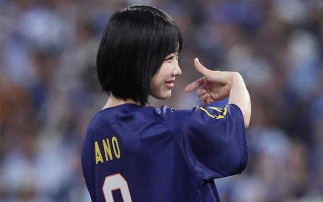 横浜に舞い降りた“天使”…ショーパンで豪快な一投、可愛すぎるサムズアップで球場魅了