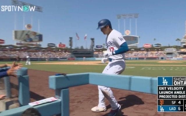 あれ？ いつもと違う…！？ 大谷翔平に“ヒマワリの種シャワー”を浴びせた“まさかの人物”が話題に「めっちゃ嬉しそうｗ」「仲良さそうだよな」