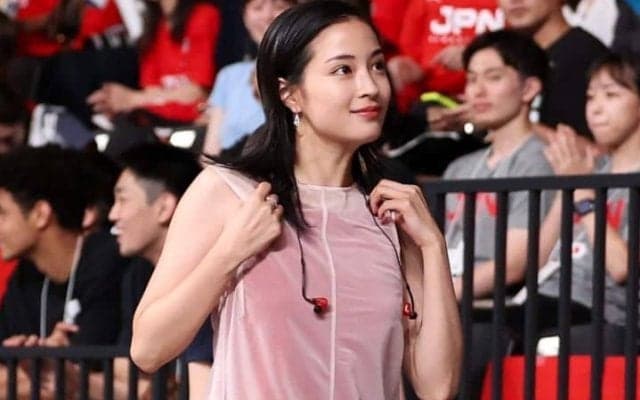 「声まで可愛いのは反則」広瀬すず、現地パリ到着でバスケ日本代表にエール！「勝利の女神頼みます」笑顔でVサイン【パリ五輪】