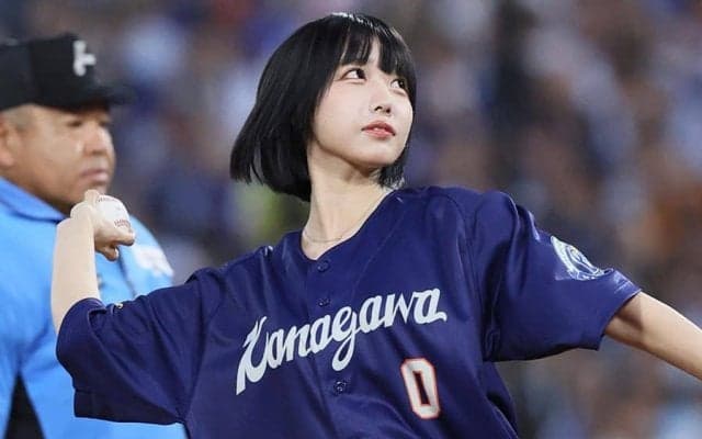 始球式に登場したのは「天使やろ」　キュートな決めポーズに虜「可愛すぎて溶けた」