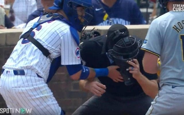 審判大丈夫か…？ ヤバすぎる“強烈打球”が顔面直撃　フルスイングしたファウルでマスクが吹っ飛ぶ… ファン騒然「記憶飛んでない？」「これヤバいだろ」