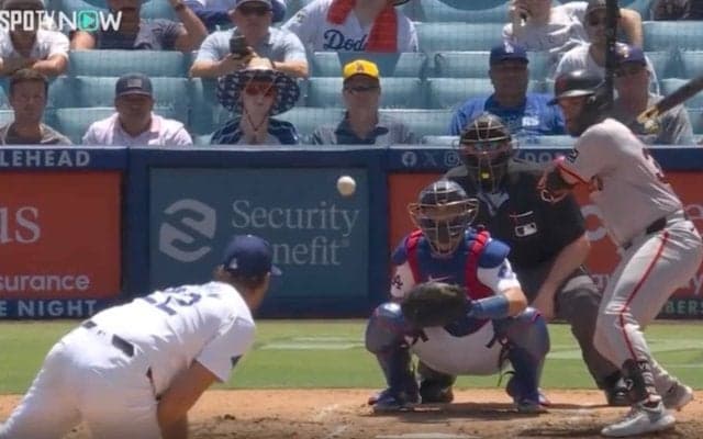 どんだけ落ちてくるんだよ！ 打者が動けない… 急落する“魔球”がエグすぎる　レジェンド左腕の“お化けカーブ”にファン騒然「ブレーキすごい」「目線おかしくなる」