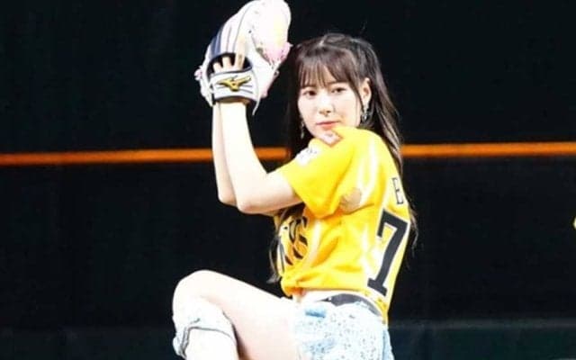 福岡に降臨した27歳の“女神”　青のフリフリミニで豪快投球、ド緊張に「お辞儀忘れちゃった」