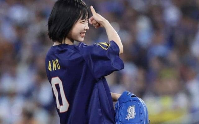 横浜スタジアムに降臨した美人アーティストの始球式に話題沸騰！「くっそかわいい！」「品の良さがにじみ出ている」
