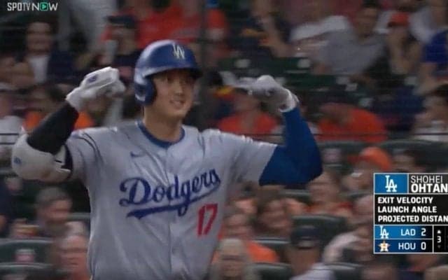 こんな大谷翔平は見たことない…！？ テンション爆上がりの“マッチョポーズ”　超特大アーチ後にチームメイトに見せたリアクションが話題に