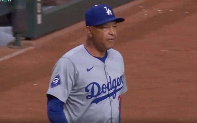 ヤバい！ 退場か…！？ ド軍・ロバーツ監督、鬼の表情でベンチから飛び出す… 審判の不可解な判定に着火「怖すぎる」「きちゃった！」