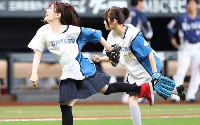 北海道に登場した“女神”に「ホッコリ」　ミニスカで豪快一投…派手な歓喜が「尊い可愛い」
