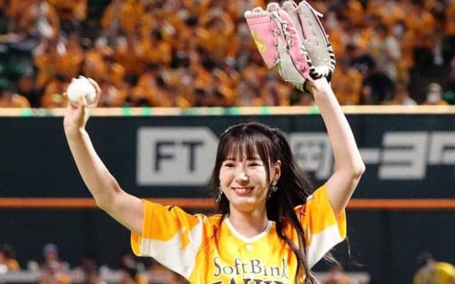 27歳の最高美女が「歴代最強」　ミニスカでキュートに決めポーズ…豪快投球で「自慢の推し」