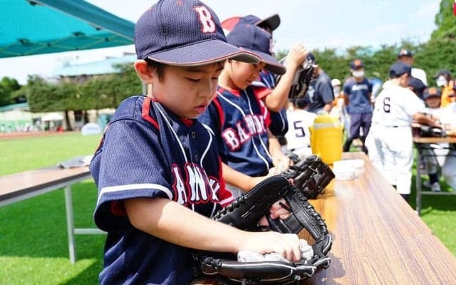 守備上達の大前提…グラブを美しく保つ基準　カサカサや“重たい”を防ぐ「最終手段」