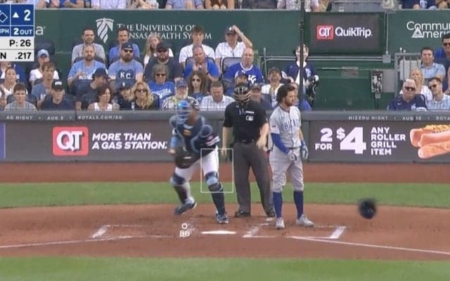 打者がブチギレ！ 三振して大激怒→バットもヘルメットもブン投げて大暴れ「ヤバいだろ」「勝手にやらかして勝手にキレるw」