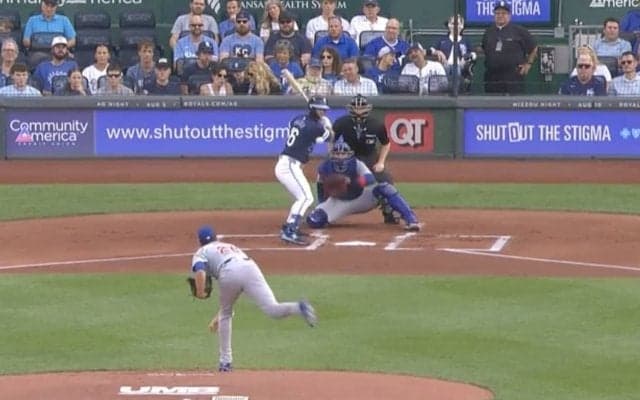 これはダメだろ！ 判定はどうなる…！？ デッドボールにわざと当たりにいく“珍ハプニング”発生「痛いだろｗ」「スゴい音したな」