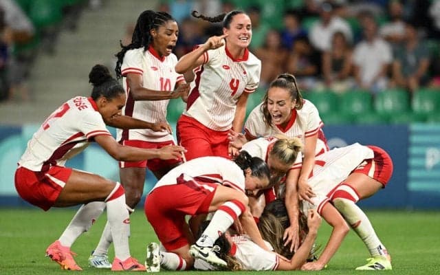 不屈の精神、後半AT12分のゴールで五輪連覇の可能性残す！ 勝ち点6減点のカナダ女子代表が開催国撃破で連勝！ ドローンスキャンだにもめげず、3連勝なら準々決勝へ【パリ五輪】